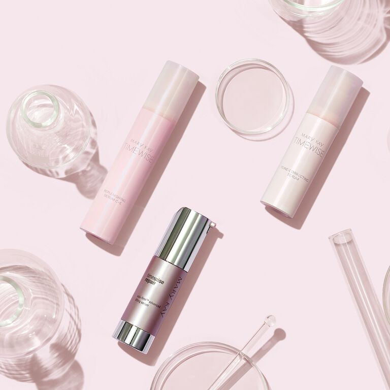 Sueros Mary Kay TimeWise sobre un fondo rosa.