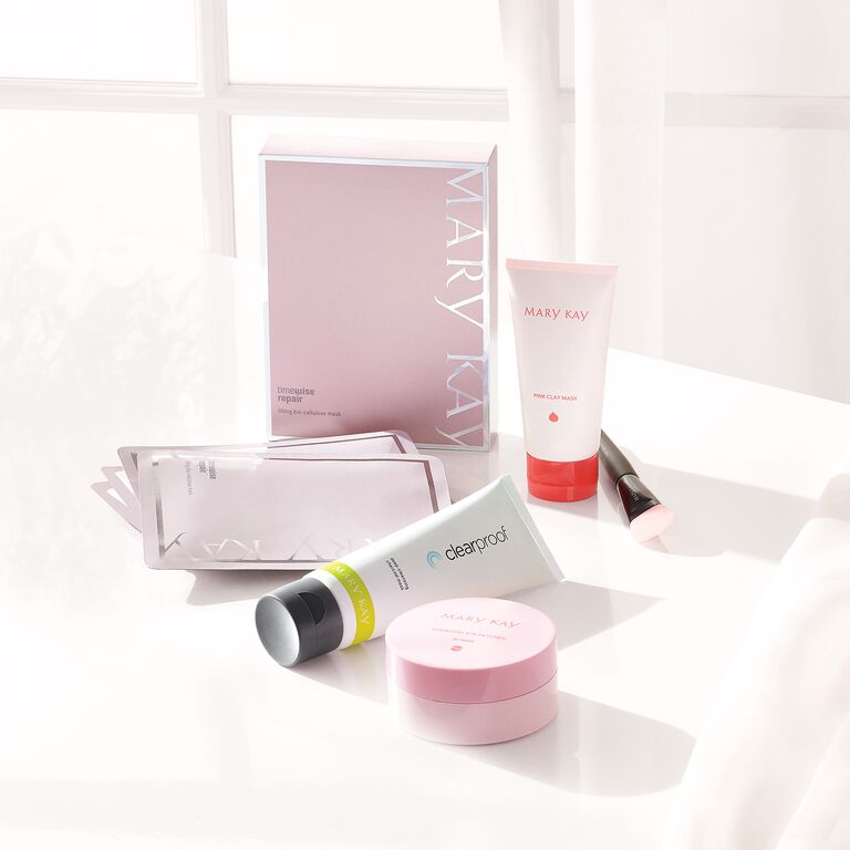 Productos para el cuidado de la piel Mary Kay, como parches de hidrogel para ojos, mascarilla de arcilla, mascarilla de carb&oacute;n y mascarillas faciales.