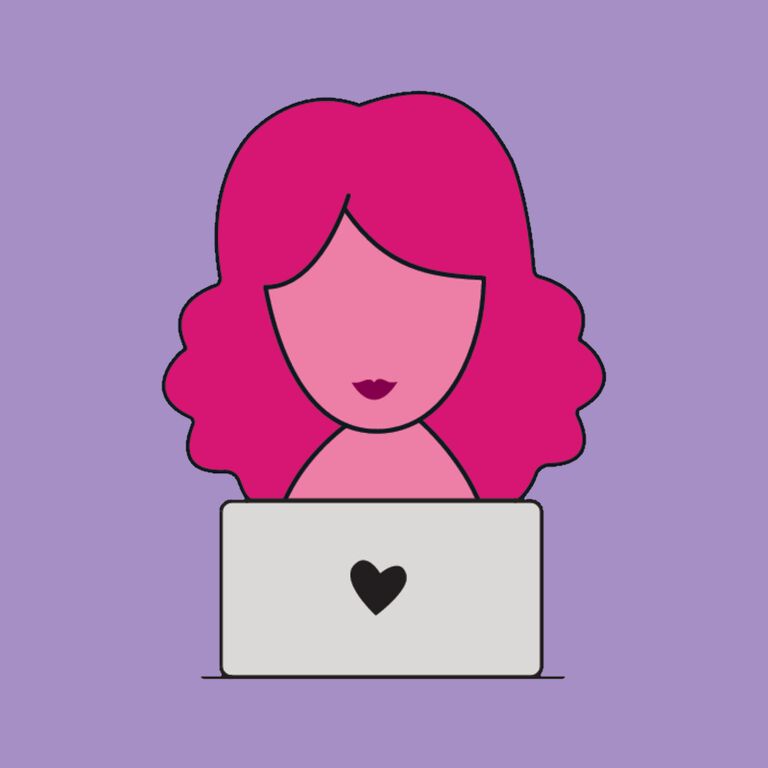 Ilustraci&oacute;n de persona usando port&aacute;til con &iacute;cono de coraz&oacute;n sobre fondo morado.