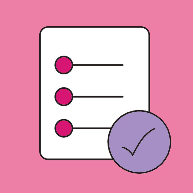 &Iacute;cono de lista de tareas con marca de verificaci&oacute;n morada sobre fondo rosa.