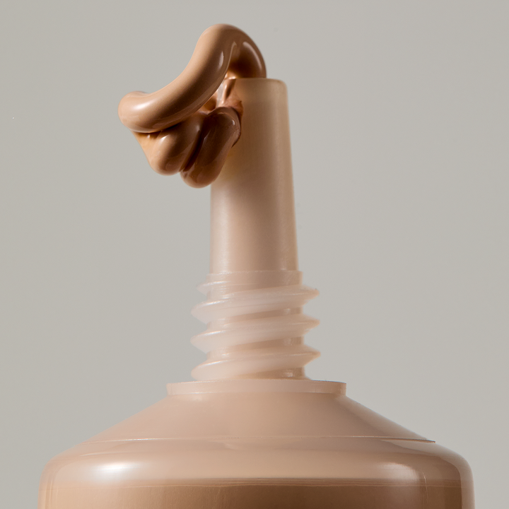 Needle-nose applicator dispensing foundation.
